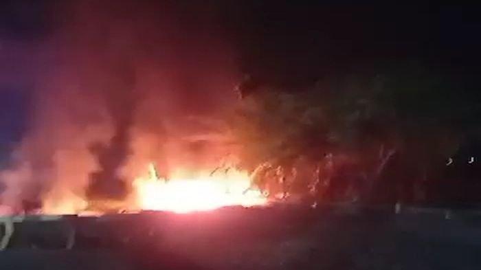 Kebakaran di pipa PT Pertamina di Desa Tegaltaman, Kecamatan Sukra, Kabupaten Indramayu, Kamis (21/9/2023) malam.