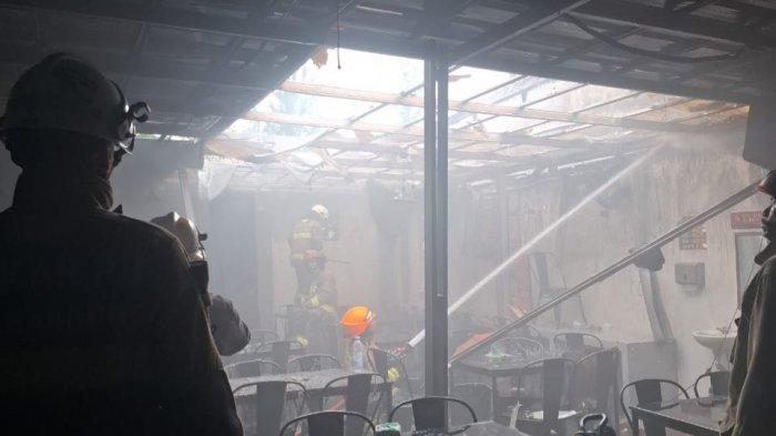 Kebakaran melanda sebuah toko di Jalan Ir H Djuanda, Kota Bandung, pukul 09.54 WIB, Minggu (15/12/2024). Toko yang terbakar ialah rumah makan bebek carok