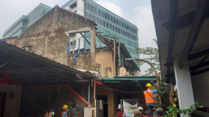 Kebakaran terjadi membakar bangun tempat tinggal yang berada di Jalan Sekelimus Barat, Gang Gedong nomor 22 RT 1/8, Kelurahan Batununggal, Kecamatan Bandung Kidul, Kota Bandung, Selasa (25/7/2023).