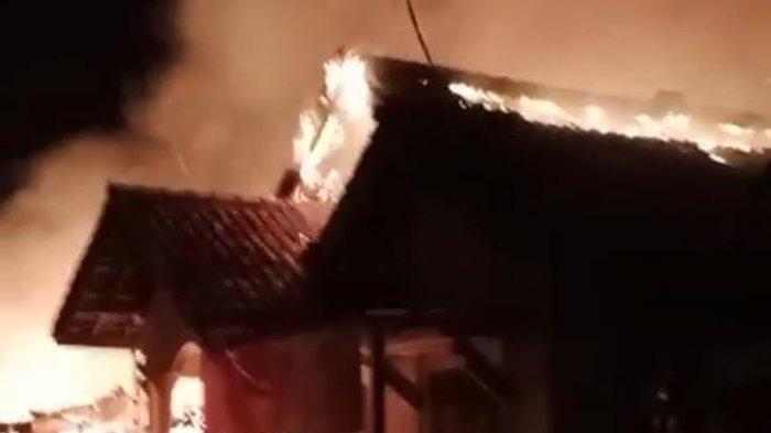Kebakaran tiga rumah warga di Desa Sukamulya, Kecamatan Tukdana, Kabupaten Indramayu, Selasa (10/10/2023) dini hari