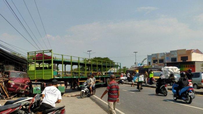Kecelakaan beruntun melibatkan enam kendaraan terjadi di Jalur Pantura, tepatnya di depan Pasar Sandang Tegalgubug, Kecamatan Arjawinangun, Kabupaten Cirebon, Jumat (4/10/2024) siang