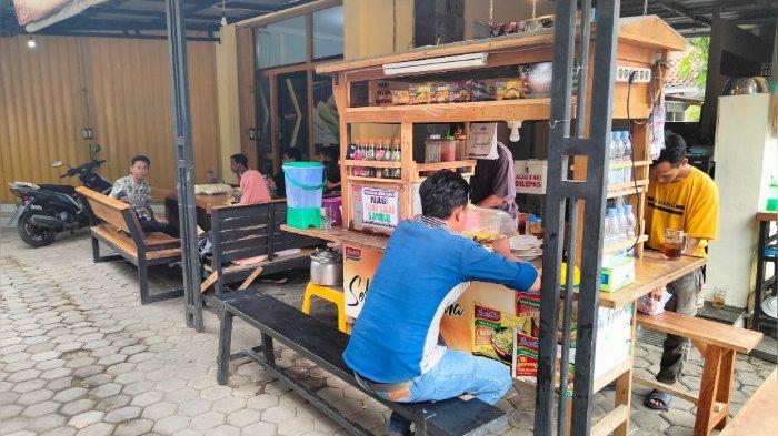 Kedai Inayah yang berlokasi di Jalan Cimanuk Barat, Kecamatan Sindang, Indramayu, Jumat (24/11/2023).