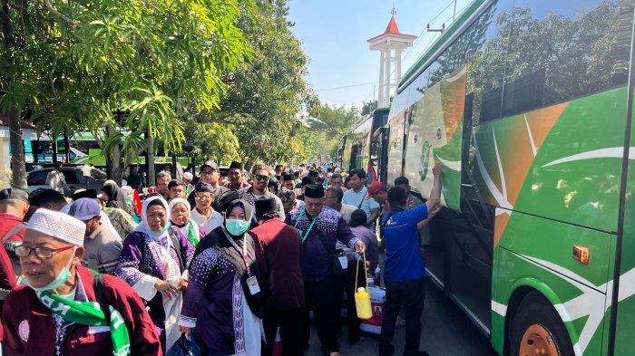 Kedatangan jemaah haji asal Kabupaten Indramayu saat tiba di Pendopo Indramayu, Rabu (26/6/2024)