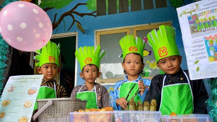 Kegiatan Market Day di TK Tahfidzul Qur'an Miftahul Jannah di Desa Bangkaloa Ilir, Kecamatan Widasari, Indramayu, Kamis (16/1/2025)