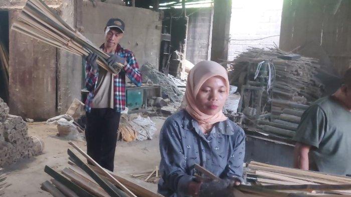 Kegiatan tahapan pembuatan tusuk sate di Kecamatan Tamansari, Kota Tasikmalaya