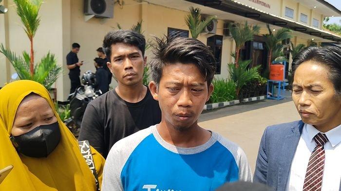 Keluarga korban saat melapor dugaan malpraktik di RSUD MA Sentot Patrol Indramayu ke Polres Indramayu, Rabu (20/12/2023).