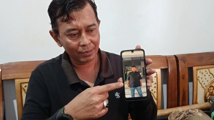 KORBAN TERSERET OMBAK - Kepala Desa atau Kuwu Kasugengan Kidul, Gian Toro saat menunjukkan foto terbaru Ahmad Bagas Permana, salah satu dari tiga mahasiswa Universitas Koperasi Indonesia (Ikopin) Jatinangor yang sempat dilaporkan terseret ombak di Pantai Puncak Guha, Garut, Jawa Barat, akhirnya dipastikan selamat