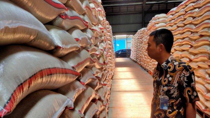 Kepala Perum Bulog Kantor Cabang Cirebon, Imam Firdaus Jamal saat sedang meninjau beras yang ada di salah satu gudang di Kantor Bulog Gudang Tuk, di Jalan Brigjend Darsono, Kabupaten Cirebon