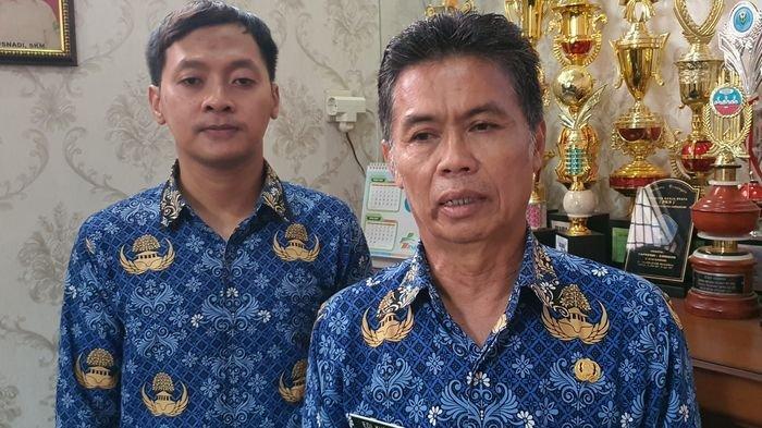 Kepala Puskesmas Rajagaluh, Majalengka, Edi Kusnadi (kanan).