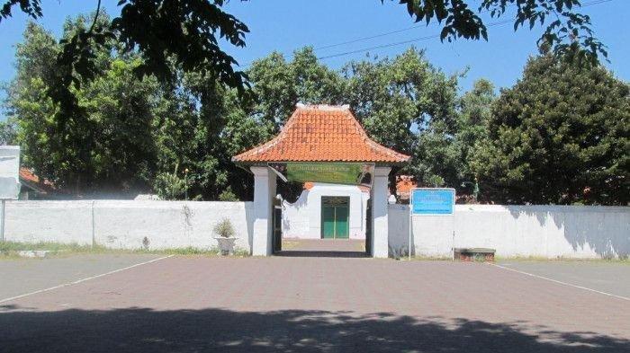 Keraton Kacirebonan adalah pecahan dari Keraton Kanoman