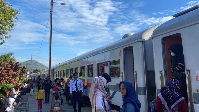 Kereta Commuter Line Garut (341) tujuan Bandung berhenti di Stasiun Leles dampak kecelakaan kereta di Cicalengka, Jumat (5/1/2024).