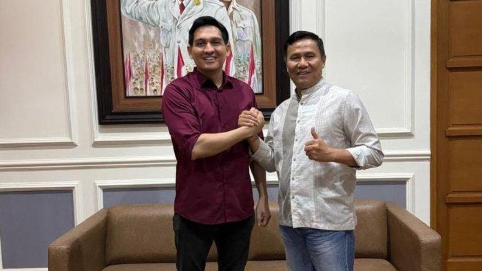Ketua DPD NasDem Indramayu Lucky Hakim dan Ketua DPC Gerindra Indramayu, Kasan Basari saat melakukan pertemuan