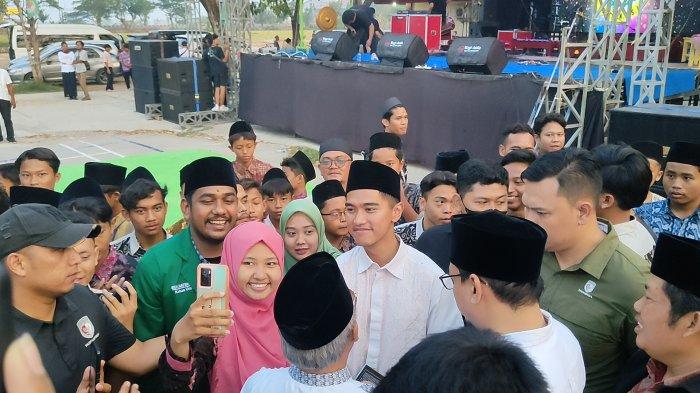 Ketua Umum PSI Kaesang Pangarep mengunjungi Ponpes Cadangpinggan di Kecamatan Sukagumiwang, Indramayu, Jumat (20/10/2023)