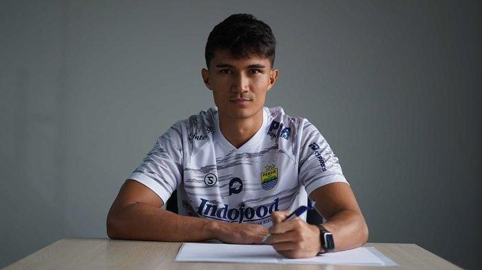 Penjaga gawang berkewarganegaraan Filipina, Kevin Ray Mendoza menandatangani kontrak kerjasama dengan Persib Bandung.