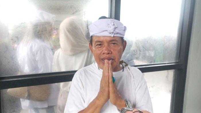 MIRIP KDM - Ki Umbara, pria asal Sukabumi yang viral mirip KDM, mulai dari wajah hingga gaya berpakaian, ia pun kerap diminta warga untuk berfoto. 