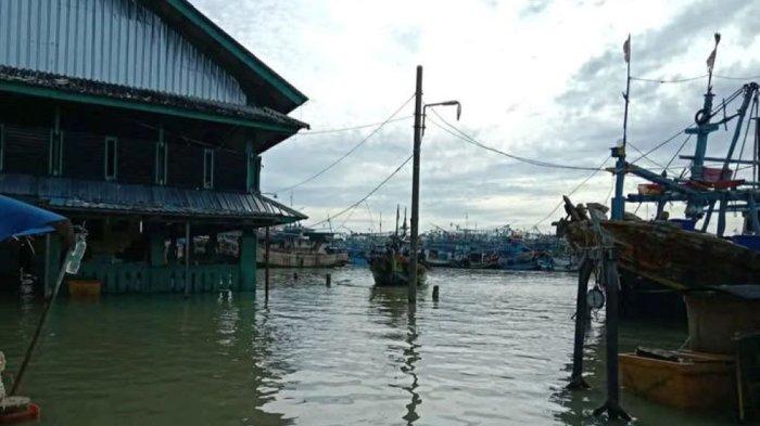 Kondisi banjir rob di Pesisir Eretan, Kecamatan Kandanghaur, Indramayu