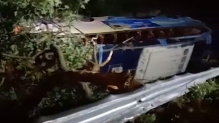 Kondisi bus yang terguling di KM 179 Tol Cipali, Kecamatan Sumberjaya, Kabupaten Majalengka, Minggu (3/3/2024) malam