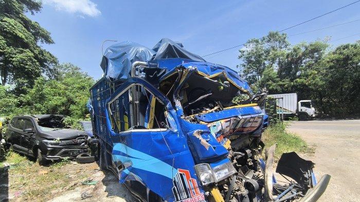 Kondisi kendaraan Colt Diesel pengangkut pakan ayam yang alami kecelakaan di Ruas Jalan Tol Cipularang KM 81 A, Kecamatan Babakancikao, Kabupaten Purwakarta, Rabu (18/9/2024)