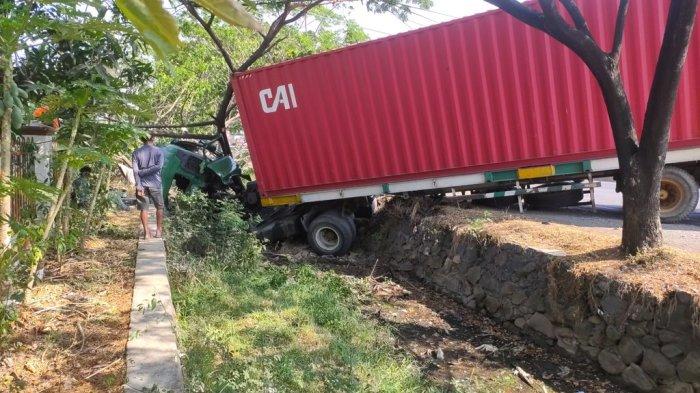 Kondisi kontainer yang mengalami kecelakaan tunggal di Jalan Nasional, tepatnya di Desa/Kecamatan Pangenan, Kabupaten Cirebon, Kamis (31/8/2023)