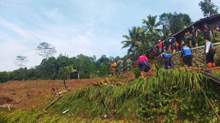 Kondisi longsor di Kampung Gintung, RT 3/7, Desa Cibenda, Kecamatan Cipongkor, Kabupaten Bandung Barat (KBB)