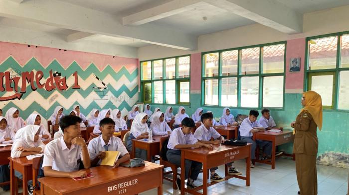 KURANG KELAS - Kondisi ruang kelas isi 40 siswa di SMKN 1 Balongan Indramayu, Senin (21/7/2025).