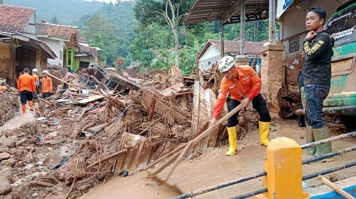 Warga yang kesulitan bicara tiba-tiba teriak jelas minta tolong di lokasi longsor Sumedang