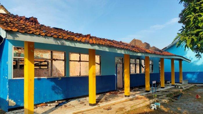 Kondisi terkini dua ruang kelas di SMPN 1 Jatitujuh Majalengka usai terbakar pada Kamis (27/7/2023) malam