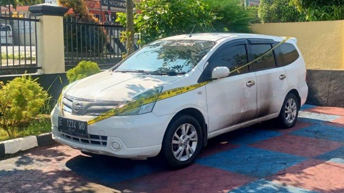 Kondisi terkini mobil korban yang diduga dibakar mantan suaminya di Mapolsek Rajagaluh, Kecamatan Rajagaluh, Kabupaten Majalengka, Rabu (8/5/2024)