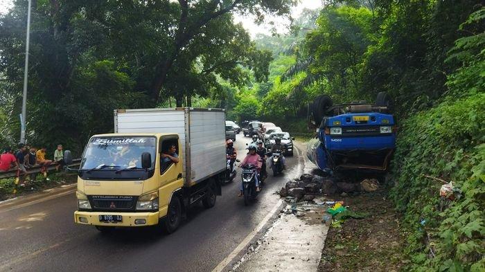 Kondisi truk dan arus lalulintas di Jalan Raya Cipatat usai kecelakaan.