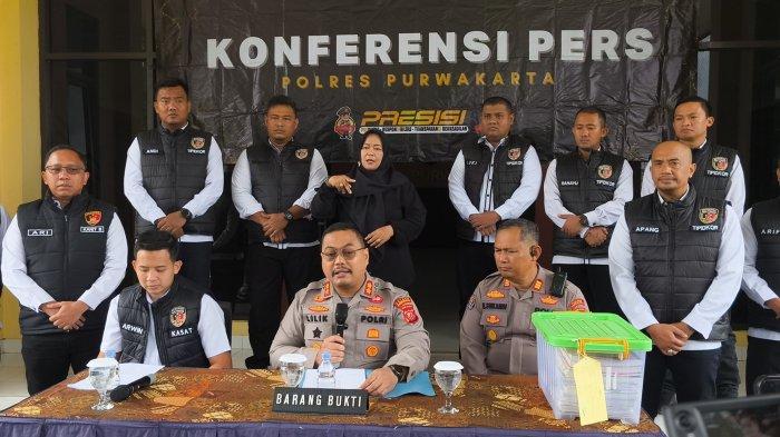 TINDAK PIDANA KORUPSI - Konfrensi pers Polres Purwakarta terkait penetapan tersangka kasus tindak pidana korupsi yang dilakukan oleh mantan Kepala Desa Pangkalan, Kecamatan Bojong, Kabupaten Purwakarta, Kamis (30/1/2025).