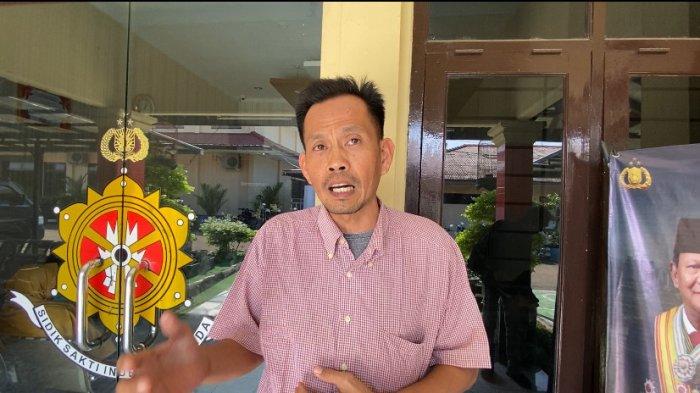 Goni (44) orang tua calon TKI warga Desa Tempel, Kecamatan Lelea, Kabupaten Indramayu yang tertipu calo saat melapor ke Polres Indramayu, Rabu (20/11/2024).