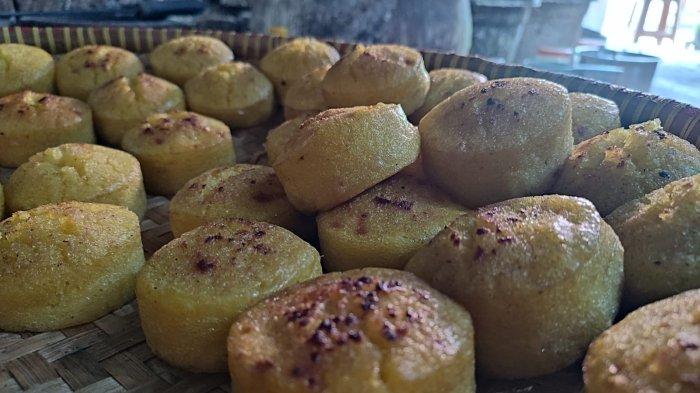 Kue ambon yang diproduksi Kusniawati di Desa Dermayu, Kecamatan Sindang, Kabupaten Indramayu, Minggu (28/1/2024)