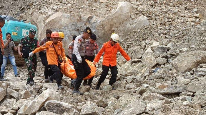 LONGSOR DI CIREBON - Tim gabungan kembali menemukan dua korban tewas dalam bencana longsor di kawasan Gunung Kuda, Desa Cipanas, Kecamatan Dukupuntang, Kabupaten Cirebon, Jumat (30/5/2025)