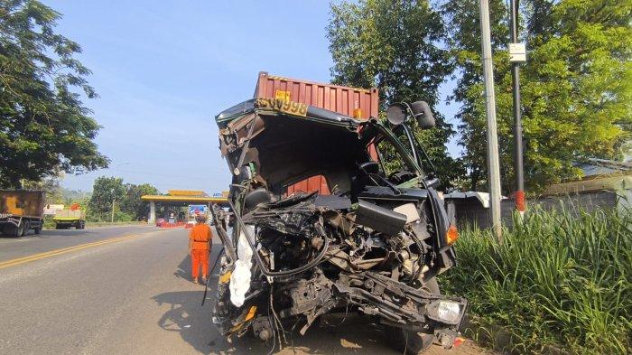 Kondisi truk kontainer yang mengalami kecelakaan maut di Ruas Jalan Tol Cipularang KM 91 B, Kecamatan Sukatani, Kabupaten Purwakarta, Rabu (2/10/2024) dini hari.