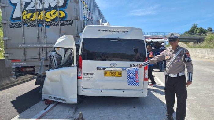 TABRAK TRUK - Mobil travel  menabrak truk kargo di Tol Cisumdawu, Selasa (29/4/2025) siang. Kecelakaan ini mengakibatkan tiga orang meninggal dunia.