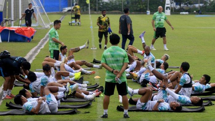 Pemain Persib Bandung melakukan peregangan otot sebelum memgikuti materi latihan di Stadion Sidolig, Bandung, Kamis (29/2/2024).