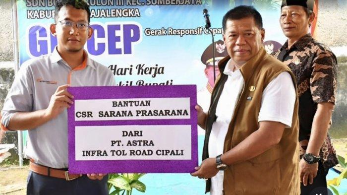 LAUNCHING GERCEP - Bupati Majalengka, Eman Suherman (kanan), saat menerima bantuan CSR dari Astra Tol Cipali untuk rehabilitasi ruang kelas dalam launching inovasi Gercep di SDN 3 Bongas Wetan, Kecamatan Sumberjaya, Kabupaten Majalengka, Jumat (11/4/2025).