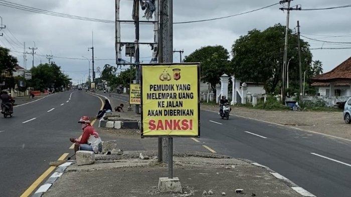 Pamflet yang dipasang di jalan raya sekitar Jembatan Sewo. Salah satunya tertulis ‘Pemudik yang Melempar Uang ke Jalan Akan Diberikan Sanksi!’.