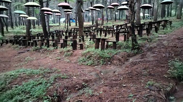 Lempong Balong merupakan destinasi wisata alam yang berada di Kaki Gunung Ciremai dan masih berdekatan dengan kawasan bumi perkemahan Palutungan di Desa Cisantana, Kecamatan Cigugur, Kuningan.