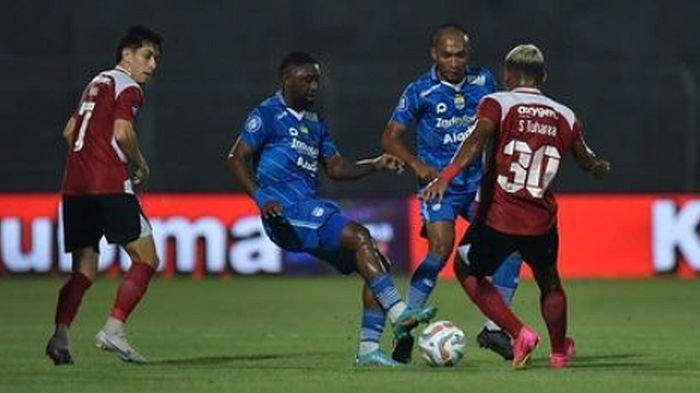 Aksi Levy Madinda saat Persib Bandung lawan Madura United, kemarin, Rabu (1/11/2023).