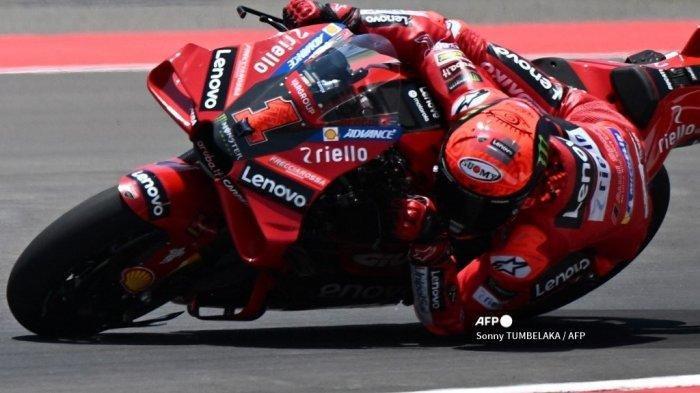 Lonovo Francesco Bagnaia berkendara saat sesi latihan bebas MotoGP Mandalika
