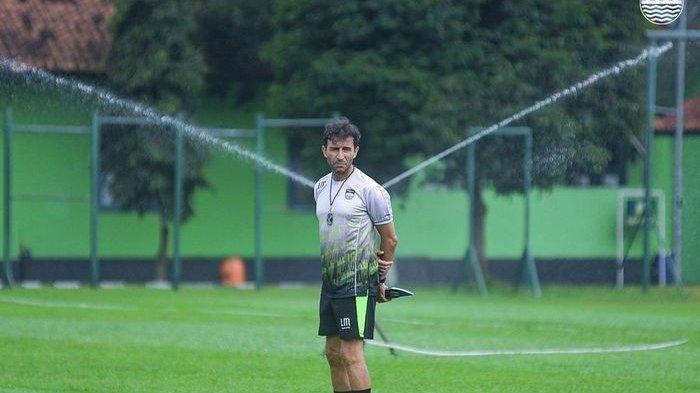 Luis Milla Merenung di Lapangan Sendirian