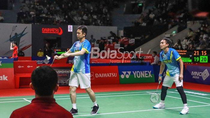 Pasangan ganda putra Indonesia, Mohammad Ahsan dan Hendra Setiawan, sedang beraksi di Istora Senayan, Jakarta, 9 Juni 2022.