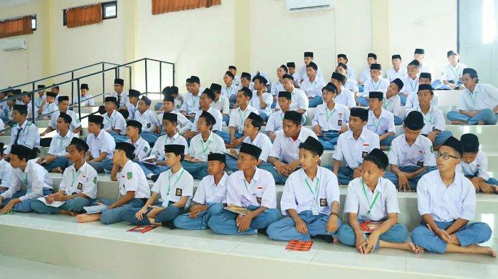 Masa Taaruf Siswa Madrasah (Matsama) tahun pelajaran 2024-2025 di MANU Putra Buntet Cirebon telah dilaksanakan dengan tema 