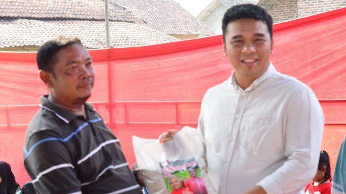 Masyarakat Kabupaten Cirebon menerima langsung bantuan benih padi unggul dari Ketua Umum DPP MSP, Bambang Mujiarto, Kamis (3/8/2023)