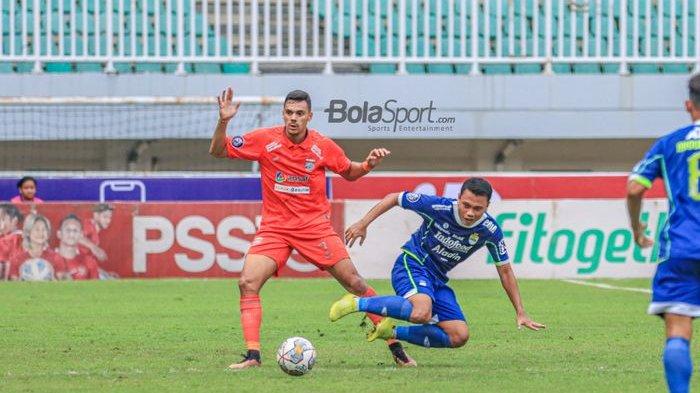 Penyerang Borneo FC, Matheus Antonio De Sousa Santos alias Matheus Pato (kiri), sedang berebut bola dengan pemain Persib Bandung bernama Dedi Kusnandar (kanan) dalam laga pekan ke-20 Liga 1 2022 di Stadion Pakansari, Bogor, Jawa Barat, 26 Januari 2023.
