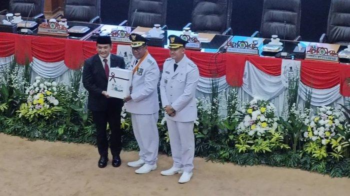 SERAHKAN MEMORI JABATAN - Asda I Pemprov Jabar, Dedi Supandi, saat menyerahkan memori jabatan kepada Bupati dan Wakil Bupati Majalengka, Eman Suherman - Dena M Ramdhan, dalam rapat paripurna sertijab di DPRD Kabupaten Majalengka, Jalan KH Abdul Halim, Kecamatan/Kabupaten Majalengka, Kamis (20/2/2025).