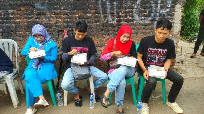 Menjelang sidang perdana Peninjauan Kembali (PK) perdana yang akan digelar di Pengadilan Negeri Cirebon, Saka Tatal tampak sarapan pagi bersama keluarga dan tim kuasa hukumnya, Rabu (24/7/2024) 

