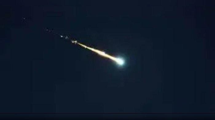 Warga di Tanjungsari, Kabupaten Sumedang dihebohkan dengan fenomena benda asing melintas di langit, tadi malam, Kamis (14/9/2023).