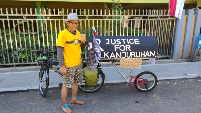 Miftahudin Ramli, warga Kota Batu, Malang, Jawa Timur gowes sepeda dari Malang menuju Jakarta untuk menyuarakan aspirasi menolak lupa tragedi Kanjuruhan agar tetap diusut tuntas./ Di hari ke-8 perjalanannya, ia singgah di Kota Cirebon dengan disambut oleh suporter PSGJ Cirebon